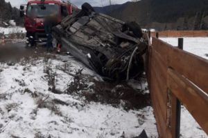Judetul Suceava. O masina s-a rasturnat. Doua victime, dintre care una a decedat (galerie foto)  