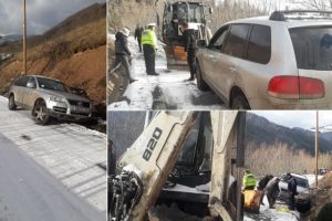 FOTO| Accident la Gârda de Sus:  O maşina cu 2 persoane a derapat şi a căzut într-un şanţ. Au intervenit jandarmii montani