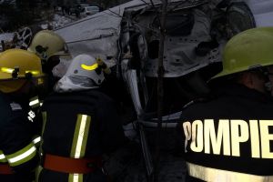 FOTO Tragedie! Un bărbat a murit, iar altul a fost rănit după ce s-au răsturnat cu maşina