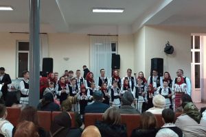 Colindele au răsunat la Chiochiş. Moş Crăciun le-a oferit daruri copiilor (FOTO)