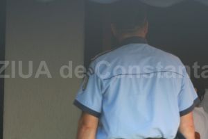 Un barbat a lovit un politist chiar in sectia de Politie. Fusese dus pentru audieri in urma unui scandal 