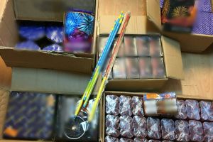 “Depozit” de articole pirotehnice, la Nucet! Articolele periculoase erau vândute pe piaţa neagră