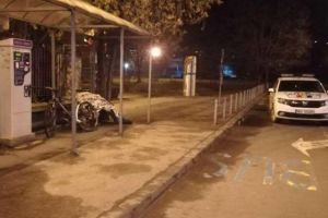 Caz revoltător în judeţul vecin: bărbat mort, lăsat câteva ore într-o staţie de autobuz