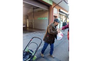 Ajutat de Asociatia Suflete Deschise“ si societatea Arimex Comexim 2000 SRL, Mos Craciun a ajuns si la oamenii strazii (galerie foto)