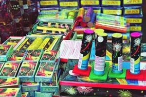 Au vrut să vândă materiale pirotehnice şi s-au ales cu dosare penale