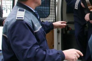 Doi hoţi condamnaţi pentru furt au fost duşi de poliţişti la penitenciar