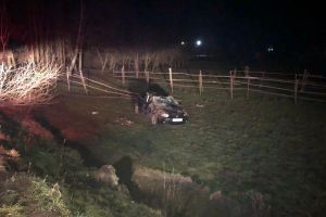 O maşină condusă de un tânăr de 25 de ani din Romuli s-a răsturnat între Rebra şi Parva (FOTO)