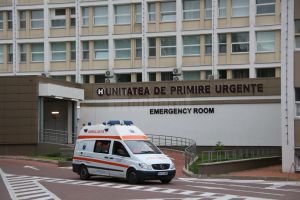 Un adolescent în clocot de la droguri a distrus două uşi la Urgenţă şi s-a căţărat pe ...