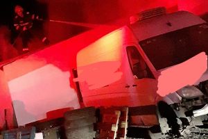 Incendiu la Orheiu Bistriţei. Un camion şi o hală, cuprinse de flăcări (FOTO)
