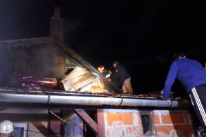 FOTO. Incendiu în a treia zi de Crăciun. Casă cuprinsă de flăcări în judeţul Satu Mare