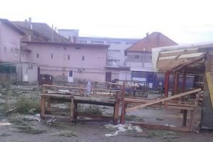 FOTO Dezastru în Piaţa Cibin – Nesimţirea comercianţilor de brazi a întrecut orice limită