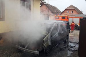 Autoturism în flăcări