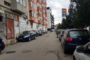 TÂRGOVIȘTE: Angajaţii unei multinaţionale îi scot din minţi pe locatarii H-urilor, din cauza locurilor de parcare