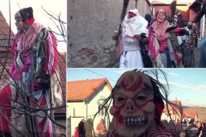 Paradă tradiţională a treia zi de Crăciun, pe străzile unui sat din Alba: Obiceiul mătăhăriilor scoate din case flăcăii care se îmbracă în straie urâte şi iau la pas fiecare uliţă