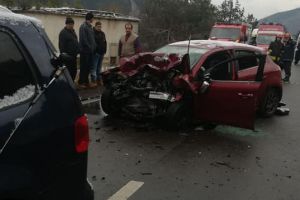 FOTO Tragedie! O mamă şi copilul său de 5 ani au murit pe loc într-un accident cu două maşini