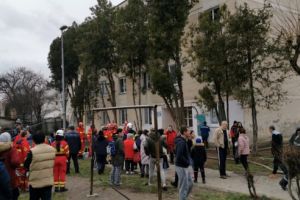 FOTO-VIDEO: Incendiu în Târgu Mureş în urma unei explozii de butelie. O victimă conştientă