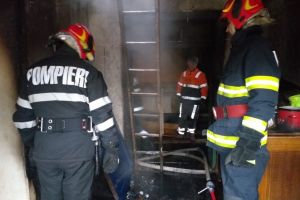 FOTO Casă mistuită de flăcări la Sadu