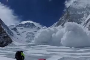 VIDEO – Risc mare de avalanşă în Munţii Făgăraş. Evitaţi zona!