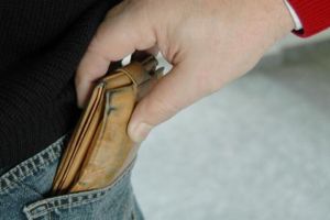 Portofel furat din Odorheiu Secuiesc, recuperat de poliţişti de la un tânăr de 18 ani, din comuna Vărşag