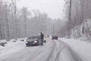 FOTO Știrea ta| Săniuş pe DN75 la urcarea din direcţia Ștei – Arieşeni din cauza căderilor de zăpadă din ultimele zile