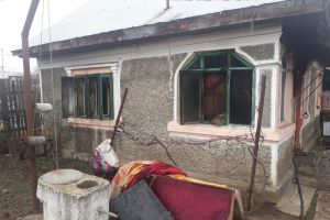 TITU: Un bărbat a fost rănit într-un incendiu care i-a cuprins casa