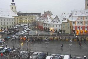 VIDEO FOTO – Prima zăpadă serioasă la Sibiu – Fulgi cât bobul de mazăre. Ninge şi pe autostradă