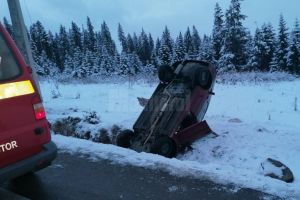 O maşină s-a răsturnat sâmbătă după-amiază, la Poiana Stampei
