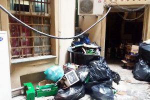 Ne enervează: Mizeria provocată de cluburile Lordʼs şi Edison în curtea Palatului Vulturul Negru din Oradea (FOTO / VIDEO)