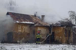 FOTO Un fost sediu de poştă din centrul unei localităţi din Botoşani, cuprins de flăcări
