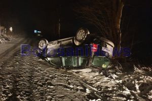 FOTO Maşina care s-a răsturnat pe cupolă la Tudora, condusă de o şoferiţă. O singură persoană a ajuns la spital