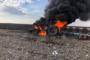 VIDEO: Un utilaj al primarului din Morteni a ars în câmp. Nimeni nu a fost rănit