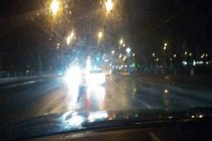 ”Iată cum vedem noi drumul, când plouă!”: Avertisment pentru pietoni la traversarea străzii