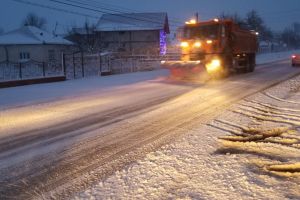 FOTO Ninsori puternice la Botoşani! Drumarii abia fac faţă zăpezii şi viscolului. Patru drumuri importante au probleme