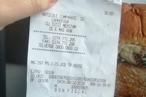 FOTO Un botoşănean a cumpărat un cozonac de la un hipermaket din Botoşani şi a avut un şoc când a încercat să îl mănânce