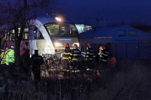 Accident feroviar in judetul Timis. Un tren cu zeci de calatori a lovit o masina. Trafic feroviar oprit (galerie foto)