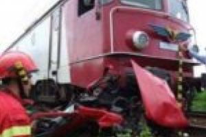 Trafic feroviar întrerupt la Giroc! Un tren a spulberat o maşină!