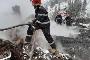Un puternic incendiu a distrus o locuinţă din comuna Moldova Suliţa
