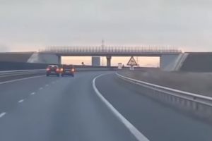 VIDEO Accident evitat la mustaţă după o şicanare în trafic