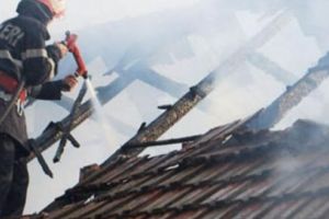 Incendiu la o locuinţă din Lunca Bradului