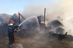 O casă din Braşov a luat foc