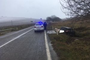 Accident rutier pe DN 22D. O masina a alunecat intr-un canal. Doua victime 
