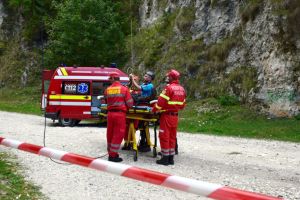 MAȘINĂ RĂSTURNATĂ ÎN RÂPĂ LA COTMEANA