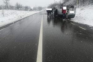 Accident rutier cu trei victime pe DN 28. Un microbuz s-a rasturnat (galerie foto) 