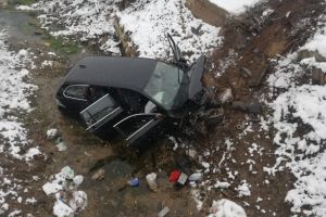 FOTO VIDEO Maşină căzută în pârâu, la Dobârca. Un tânăr rănit