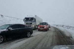 Gheaţă şi circulaţie extrem de dificilă pe şoseaua de centură a Sucevei