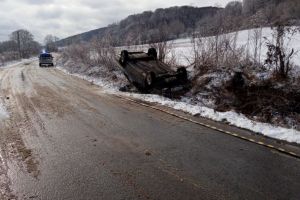 Încă un accident din cauza vitezei. O maşină s-a răsturnat la Laslea
