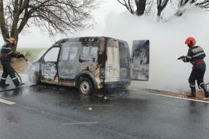 Judetul Tulcea. O autoutilitara a luat foc. Echipajele de politie la fata locului (galerie foto+video)  