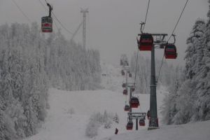 Instalaţiile de transport pe cablu din Poiana Braşov, oprite luni