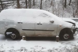 Revoltător! Un bihorean nevoit să îşi abandoneze maşina accidentată şi-a găsit-o pe butuci (FOTO)