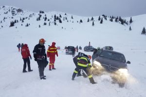VIDEO: Autoturism derapat între Cabana Dichiu şi Cabana Piatra Arsă. Trei dintre pasageri erau copii